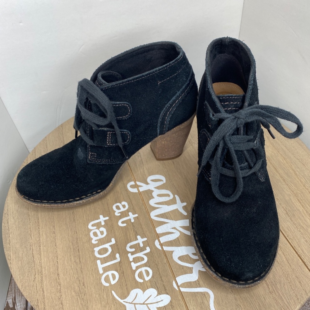 Clarks Artisan Carleta Lyon Ankle Boot Lace Up Booties Suede Chunky Heel sz5M
